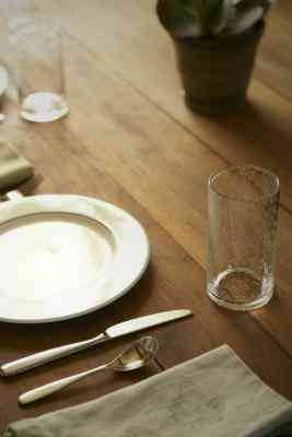 What is the difference between a formal and an informal table decoration?